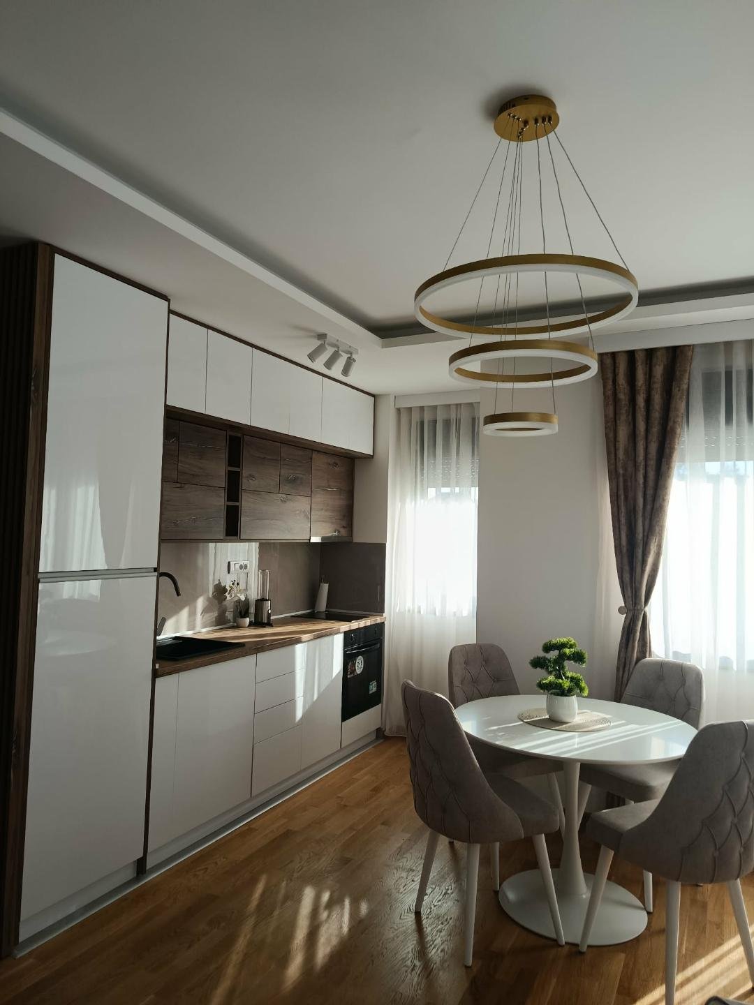 Detalj kuhinje po meri u apartmanu