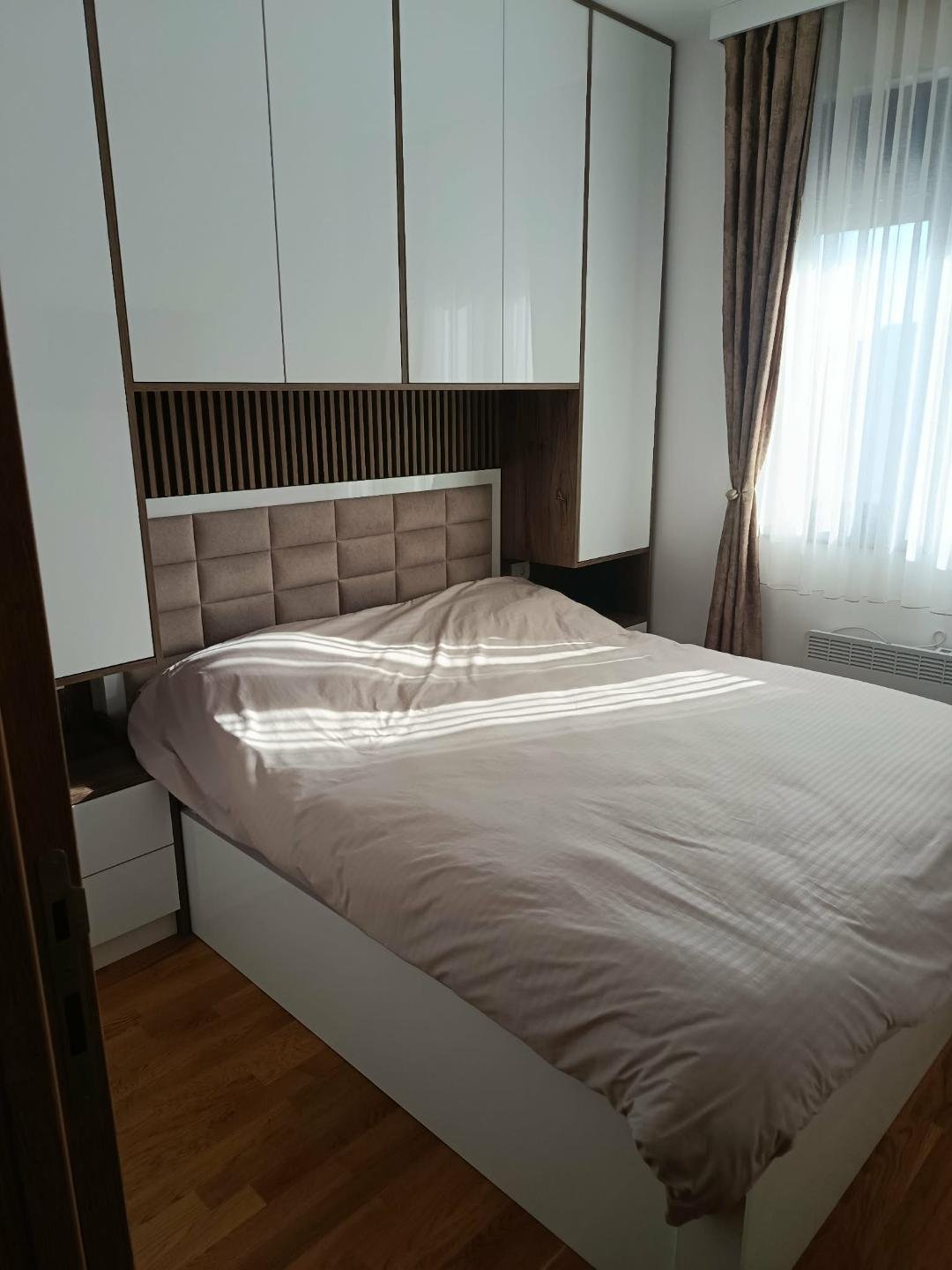Spavaća soba opremljena nameštajem po meri